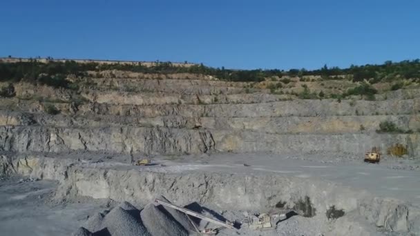 Blick Von Oben Auf Sandhaufen Und Brechanlagen Für Die Gewinnung — Stockvideo