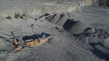 Granit ve inşaat malzemelerinin çıkarılması için kum yığınlarının ve ezici ekipmanların en üst görüntüsü. Drone 'dan görüntüler