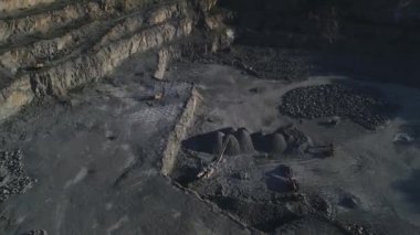 Granit ve inşaat malzemelerinin çıkarılması için kum yığınlarının ve ezici ekipmanların en üst görüntüsü. Drone 'dan görüntüler