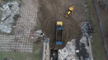 Meteor havası panoramik manzarası yakınındaki Dinyeper Ukrayna anıtının parçalanması helikopter insansız hava aracı görüntülerinden gökyüzüne doğru uçuyor.