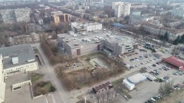 Meteor havası panoramik manzarası yakınındaki Dinyeper Ukrayna anıtının parçalanması helikopter insansız hava aracı görüntülerinden gökyüzüne doğru uçuyor.