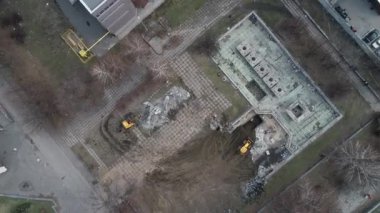 Meteor havası panoramik manzarası yakınındaki Dinyeper Ukrayna anıtının parçalanması helikopter insansız hava aracı görüntülerinden gökyüzüne doğru uçuyor.