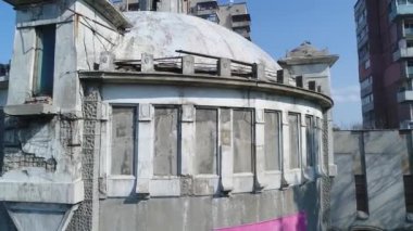 Gagarin metro istasyonundaki eski kule Dnipro Ukrayna hava panoramik tpo görüntüsü helikopter insansız hava aracı görüntülerinden gökyüzüne doğru uçuyor.
