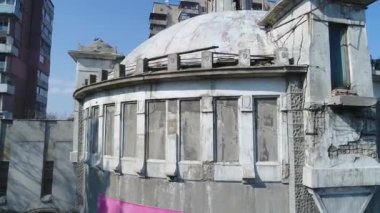 Gagarin metro istasyonundaki eski kule Dnipro Ukrayna hava panoramik tpo görüntüsü helikopter insansız hava aracı görüntülerinden gökyüzüne doğru uçuyor.