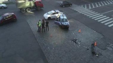 Dinyeper hava panoramik üst görüntüsünde insanlı minibüs havada uçan helikopter görüntüleriyle yolda yuvarlandı.