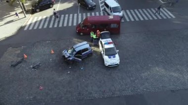 Dinyeper hava panoramik üst görüntüsünde insanlı minibüs havada uçan helikopter görüntüleriyle yolda yuvarlandı.