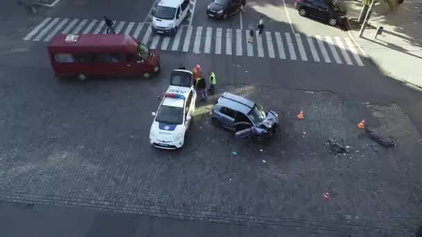 Minibus Ludźmi Przewróconymi Drodze Dnieprze Panoramiczny Widok Lotu Lotu Ptaka — Wideo stockowe