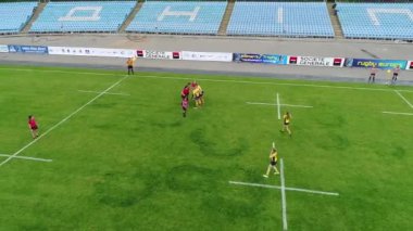 Dişi rugby oyuncuları stadyum meteorları eğitiyorlar. Dnipro panoramik gökyüzü drone helikopteri.