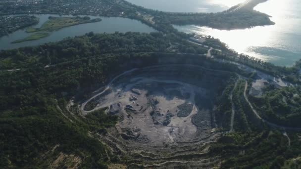 vue de dessus des pieux de sable et de la carrière d'équipement de concassage pour l'extraction du granit et des matériaux de construction. séquences de drone 
