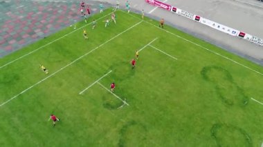 Dişi rugby oyuncuları stadyum meteorları eğitiyorlar. Dnipro panoramik gökyüzü drone helikopteri.