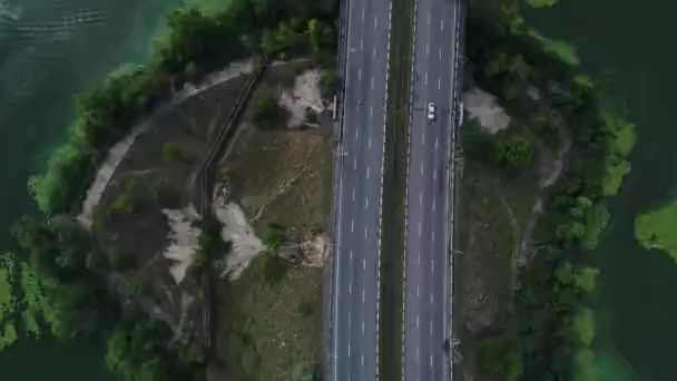 Auto Viaggiano Due Ponti Sul Fiume Fotocamera Diretta Verso Basso — Video Stock