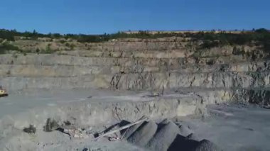 Granit ve inşaat malzemelerinin çıkarılması için kum yığınlarının ve ezici ekipmanların en üst görüntüsü. Drone 'dan görüntüler