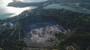 Granit ve inşaat malzemelerinin çıkarılması için kum yığınlarının ve ezici ekipmanların en üst görüntüsü. Drone 'dan görüntüler