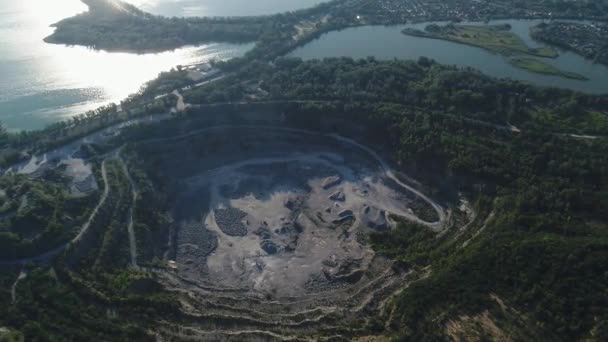 vue de dessus des pieux de sable et de la carrière d'équipement de concassage pour l'extraction du granit et des matériaux de construction. séquences de drone 