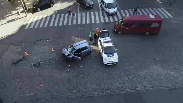 Minibus Met Mensen Omgedraaid Weg Dnjepr Luchtfoto Panoramisch Bovenaanzicht Vliegende — Stockvideo