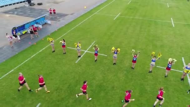 Kvinnliga Rugby Spelare Utbildning Stadion Meteor Dnipro Antenn Panorama Ovanifrån — Stockvideo
