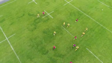 Dişi rugby oyuncuları stadyum meteorları eğitiyorlar. Dnipro panoramik gökyüzü drone helikopteri.