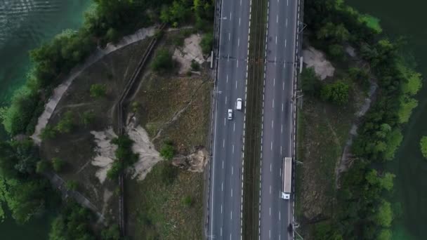 Bilar Rider Två Broar Över Floden Kameran Riktad Nedåt Stiger — Stockvideo