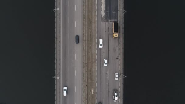 Les voitures roulent sur deux ponts au-dessus de la rivière. La caméra est dirigée vers le bas monte à une plus grande hauteur et tourne. Vue aérienne panoramique du ciel volant prise de vue avec un drone .