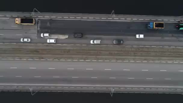 Arabalar Nehrin Üzerindeki Iki Köprüye Binerler Kamera Aşağı Doğru Daha — Stok video