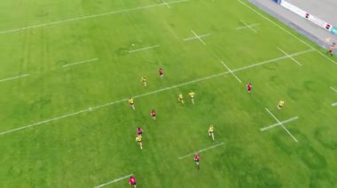 Dişi rugby oyuncuları stadyum meteorları eğitiyorlar. Dnipro panoramik gökyüzü drone helikopteri.