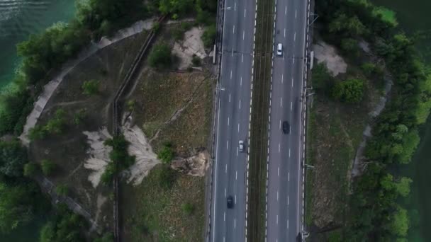 Carros Andar Duas Pontes Sobre Rio Câmera Direcionada Para Baixo — Vídeo de Stock