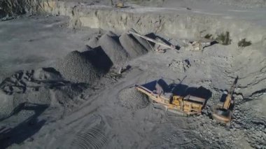 Boş çakıl yolu boyunca güneşli bir sabahta yeşil çayırlar boyunca giden arazi aracının hava görüntüsü. Drone bir arabayı kovalıyor..