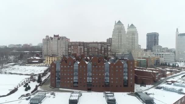 Winterstad Uitzicht Vanaf Hoogte Uitzicht Een Stadspark Bedekt Met Sneeuw — Stockvideo