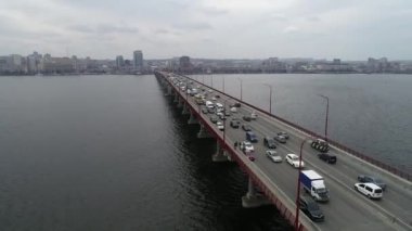 Köprüde arabalar, köprüden hava manzarası..