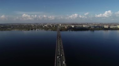 Köprüde arabalar, köprüden hava manzarası..