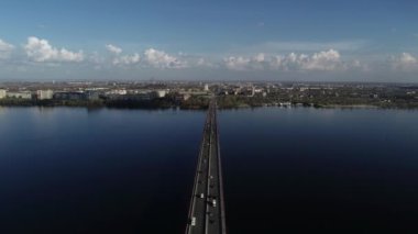Köprüde arabalar, köprüden hava manzarası..