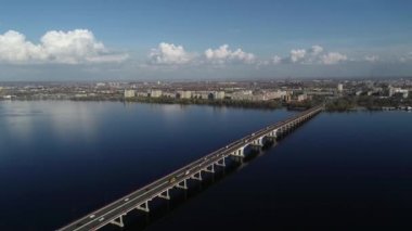 Köprüde arabalar, köprüden hava manzarası..