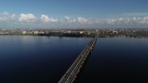 Αυτοκίνητα Βόλτα Στη Γέφυρα Εναέρια Άποψη Της Γέφυρας Από Ύψος — Αρχείο Βίντεο