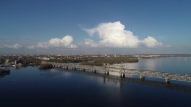 Köprüde arabalar, köprüden hava manzarası..
