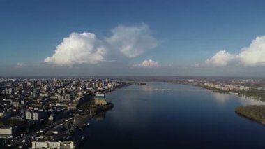 Köprüde arabalar, köprüden hava manzarası..