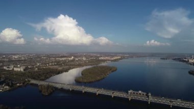 Köprüde arabalar, köprüden hava manzarası..
