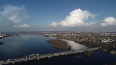 Köprüde arabalar, köprüden hava manzarası..