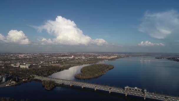 Autók Lovagolni Hídon Légi Kilátás Nyílik Hídra Magasról — Stock videók