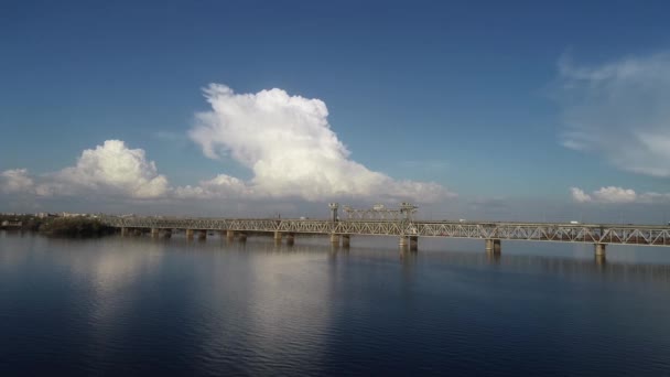 Coches Paseo Puente Vistas Aéreas Del Puente Desde Una Altura — Vídeo de stock
