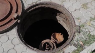 Yangın söndürme musluğu dışarıdaki yangın sırasında hortumu bağlamaya hazır. Eski kırmızı yangın musluğu 4k
