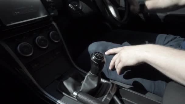 Man Warme Kleren Wisselende Versnelling Tijdens Het Autorijden Mechanische Snelheidsregeling — Stockvideo