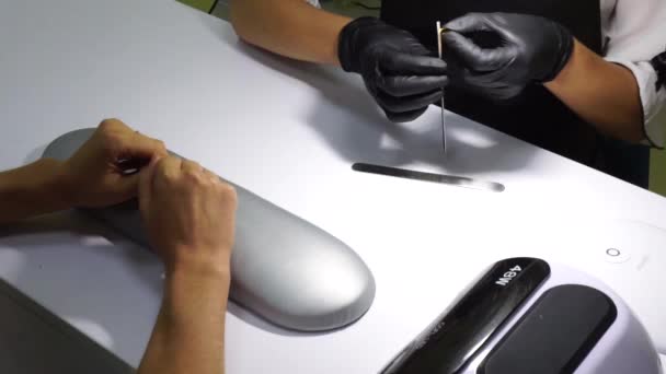 Manicure Nel Salone Bellezza Fanno Manicure Ragazza Manicurista Guanti Rosa — Video Stock