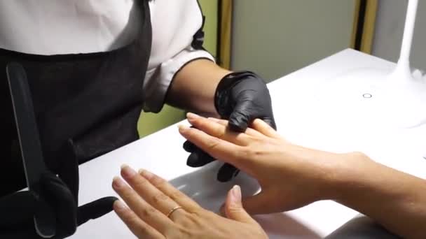 Manicure Beauty Salon Manicure Girl Manicurist Pink Gloves Nail File — ストック動画