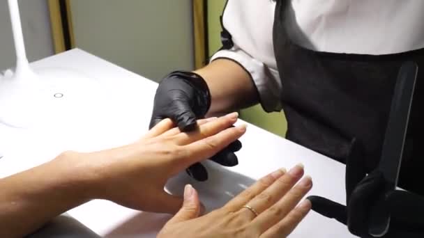 Manicure Schoonheidssalon Doen Manicure Voor Het Meisje Manicure Roze Handschoenen — Stockvideo