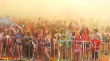 Holi Renkler Festivali 'nde Dans Eden İnsanların Üzerindeki Hava Uçuşu. Stadyumdaki renk festivali. Açık arena. Panoramik gökyüzü manzarası.