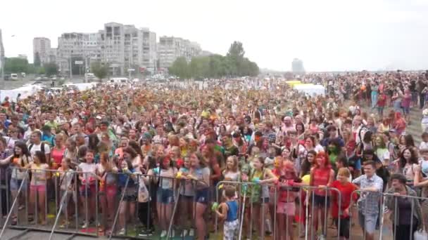 Voo Aéreo Acima Das Pessoas Dançantes Multidão Holi Festival Colors — Vídeo de Stock