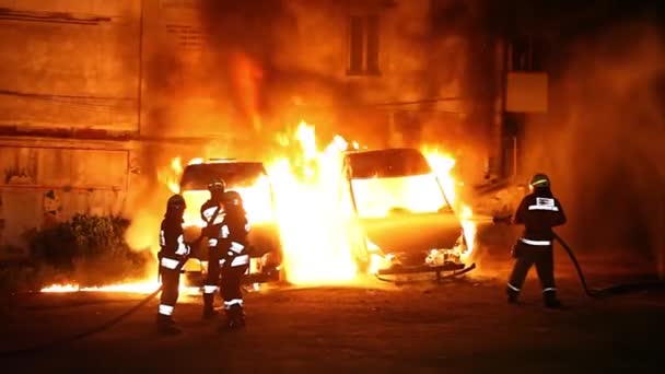 Car Burning Gasoline Dripping Burning Unrecognizable Firefighter Spraying Water Foam — 图库视频影像