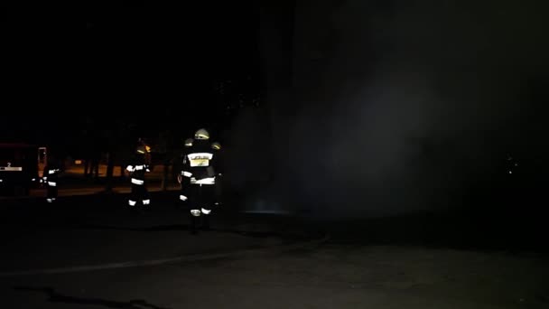 Car Burning Gasoline Dripping Burning Unrecognizable Firefighter Spraying Water Foam — Stockvideo