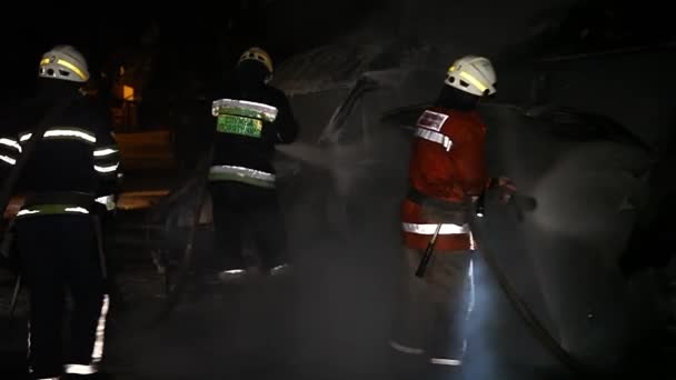 Een Auto Brandt Benzine Druipt Brandt Onherkenbare Brandweerman Die Water — Stockvideo