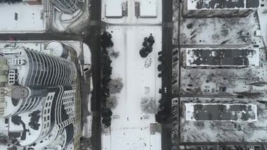 Kış şehri, yükseklikten manzara, karla kaplı bir şehir parkı Kış merkezinin manzarası Dnipro 'nun yüksekliği